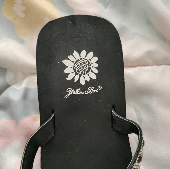 Black gem yellow box flip flops - Picture 2 of 4